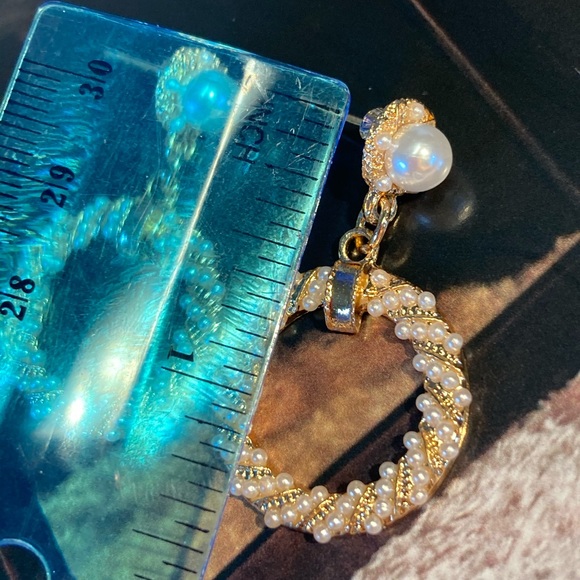 Beautiful Circle Pearl Good Tone Earrings - Picture 4 of 4